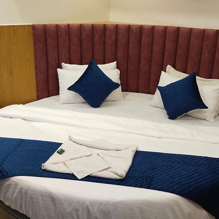 Hotel Campus Ахмедабад Екстериор снимка