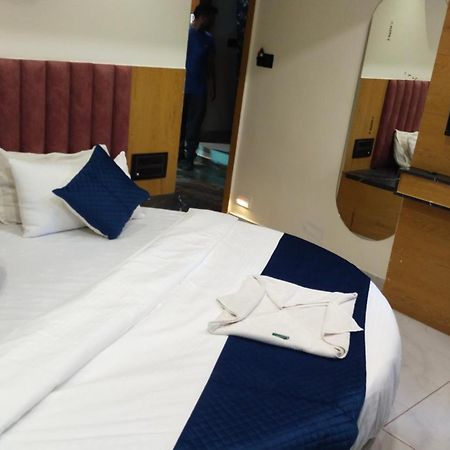 Hotel Campus Ахмедабад Екстериор снимка