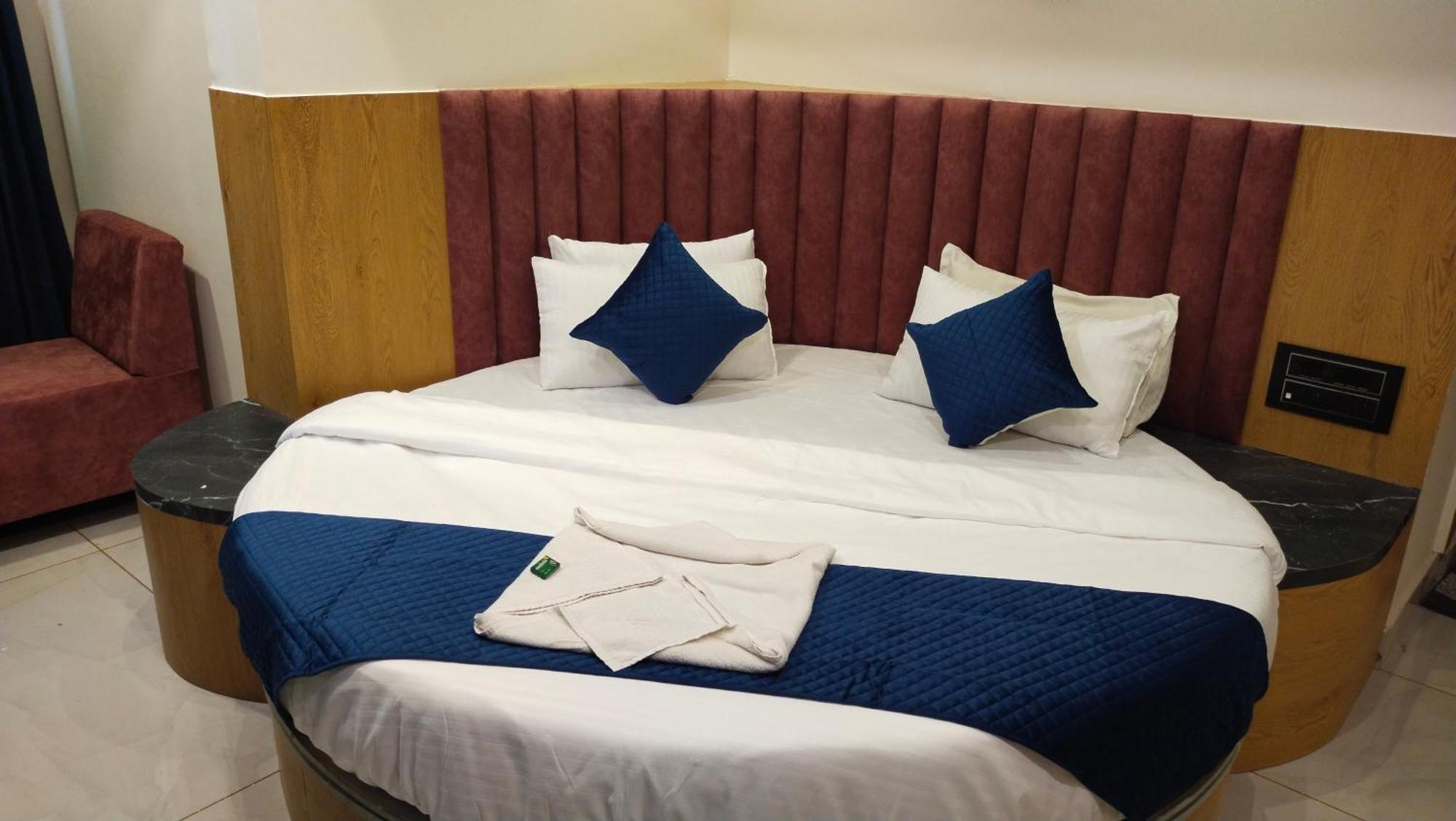 Hotel Campus Ахмедабад Екстериор снимка