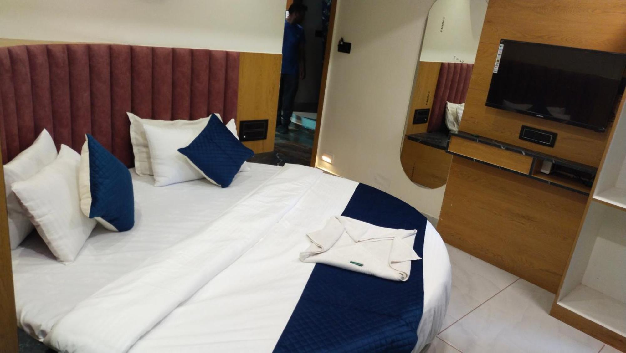 Hotel Campus Ахмедабад Екстериор снимка