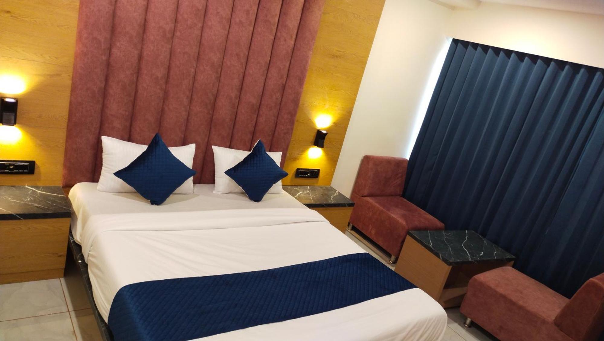 Hotel Campus Ахмедабад Екстериор снимка